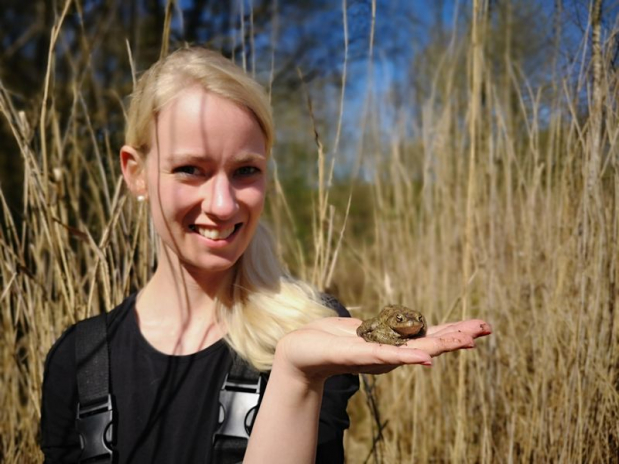 Katharina mit Frosch auf der Hand